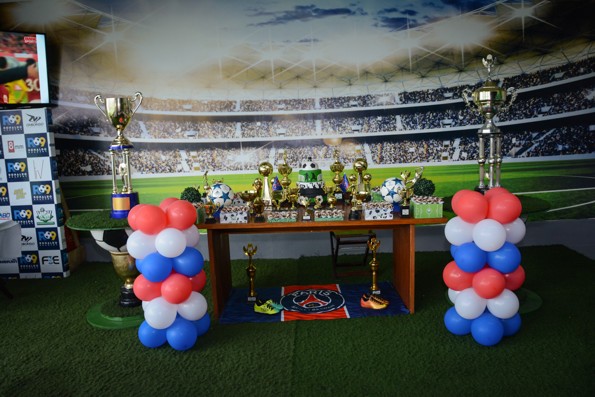mesa temática no Buffet High Soccer, aniversário de Daniel 9 anos, tema da festa futebol, time Barcelona