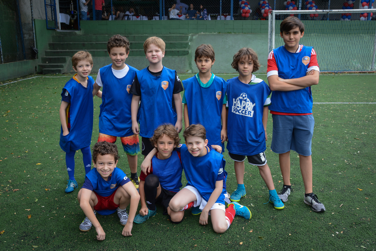 pose dos jogadores para a foto no Buffet High Soccer, aniversário de Daniel 9 anos, tema da festa futebol, time Barcelona