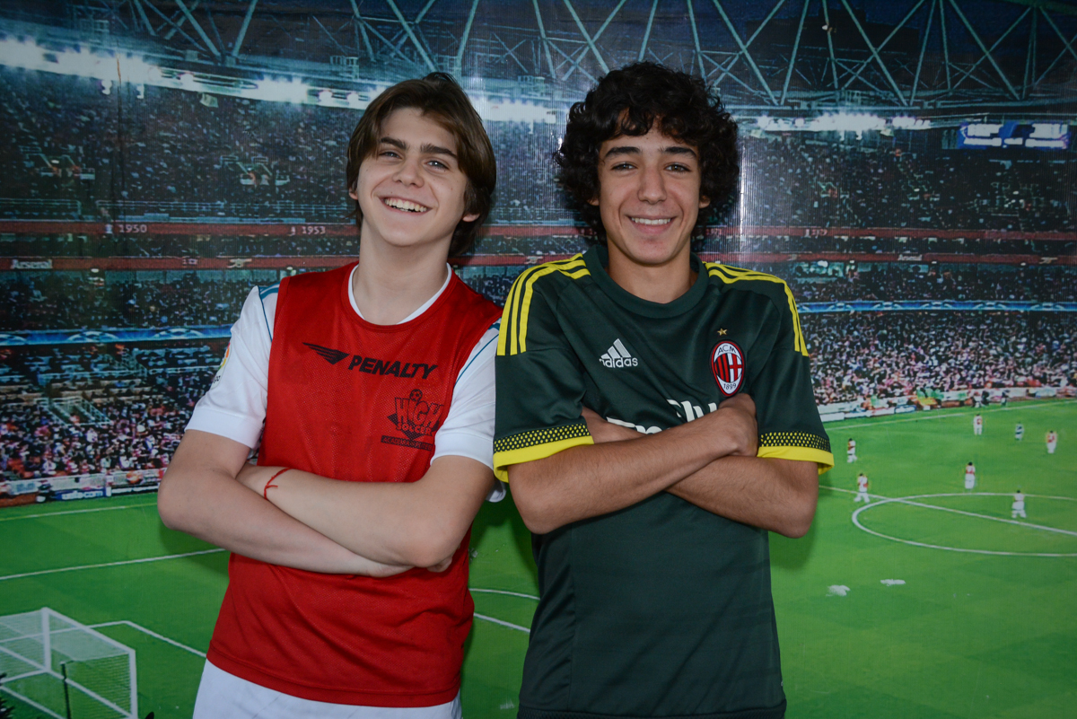 fotografia do irmão com o amigo no Buffet High Soccer, aniversário de Daniel 9 anos, tema da festa futebol, time Barcelona