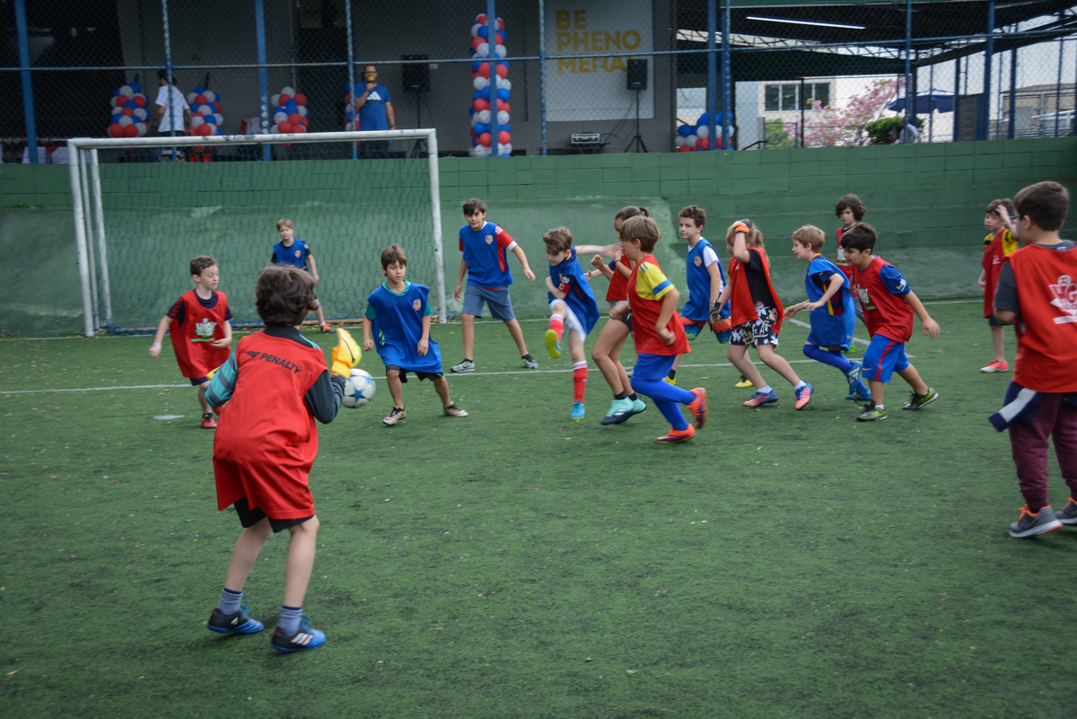 jogo de futebol divertido no Buffet High Soccer, aniversário de Daniel 9 anos, tema da festa futebol, time Barcelona