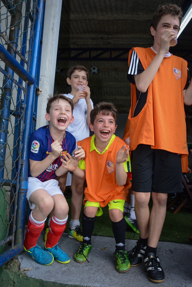 brincadeiras divertidas no Buffet High Soccer, aniversário de Daniel 9 anos, tema da festa futebol, time Barcelona