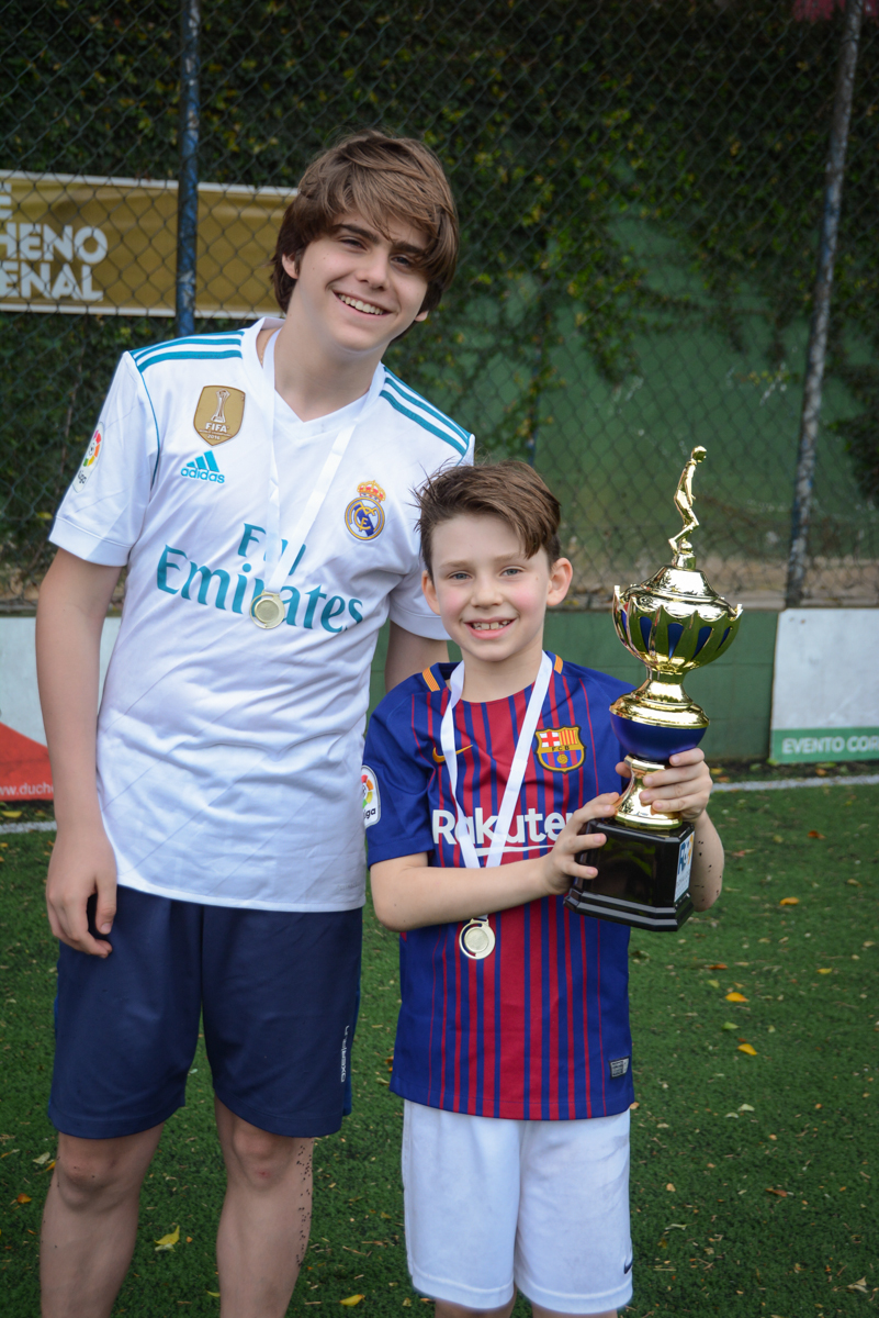 hora de receber a taça no Buffet High Soccer, aniversário de Daniel 9 anos, tema da festa futebol, time Barcelona