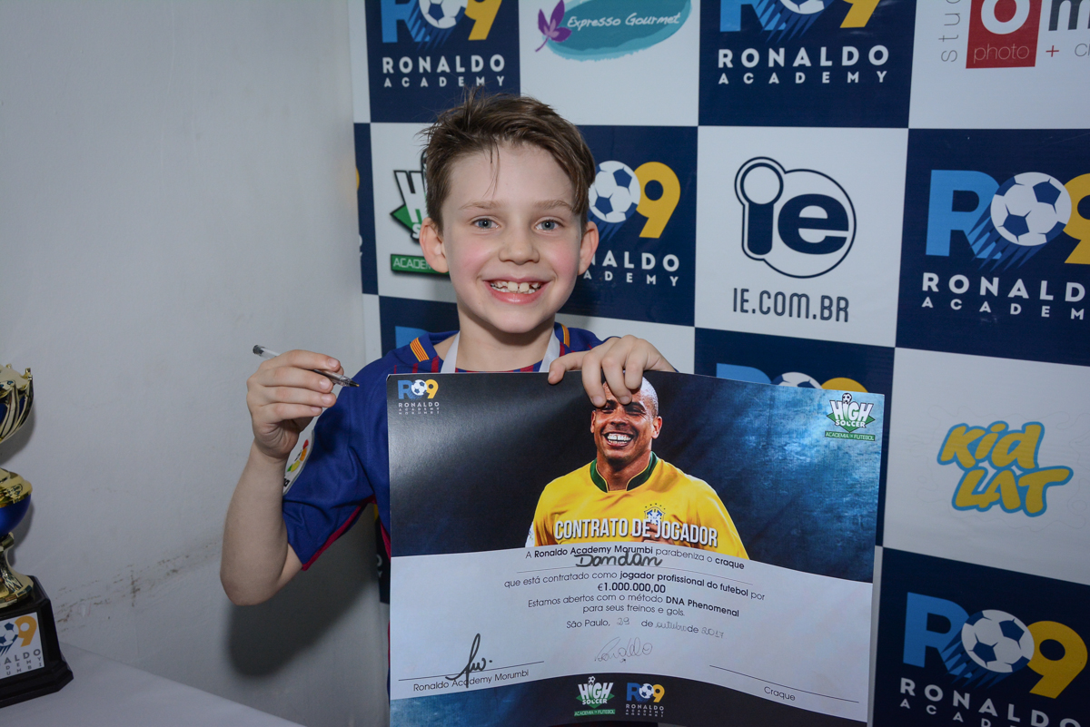 recebendo o contrato no Buffet High Soccer, aniversário de Daniel 9 anos, tema da festa futebol, time Barcelona
