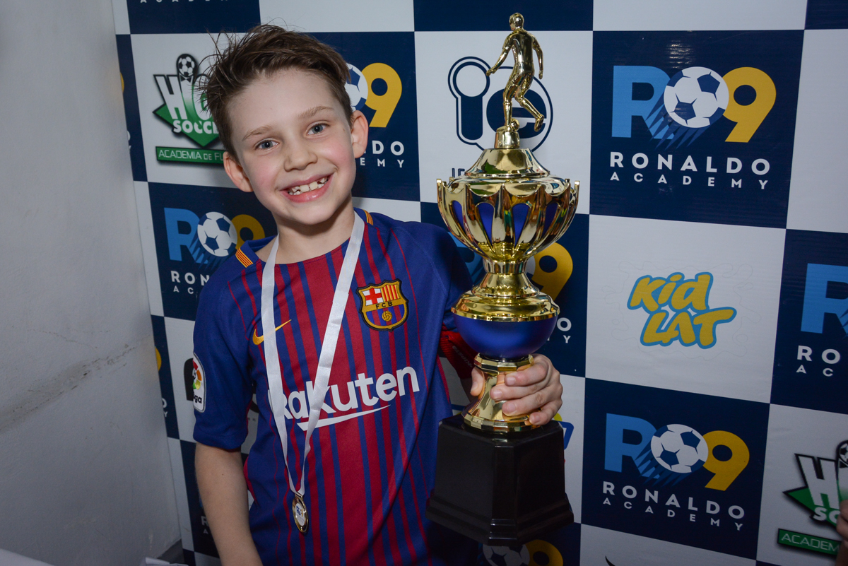 erguendo a taça de campeão no Buffet High Soccer, aniversário de Daniel 9 anos, tema da festa futebol, time Barcelona