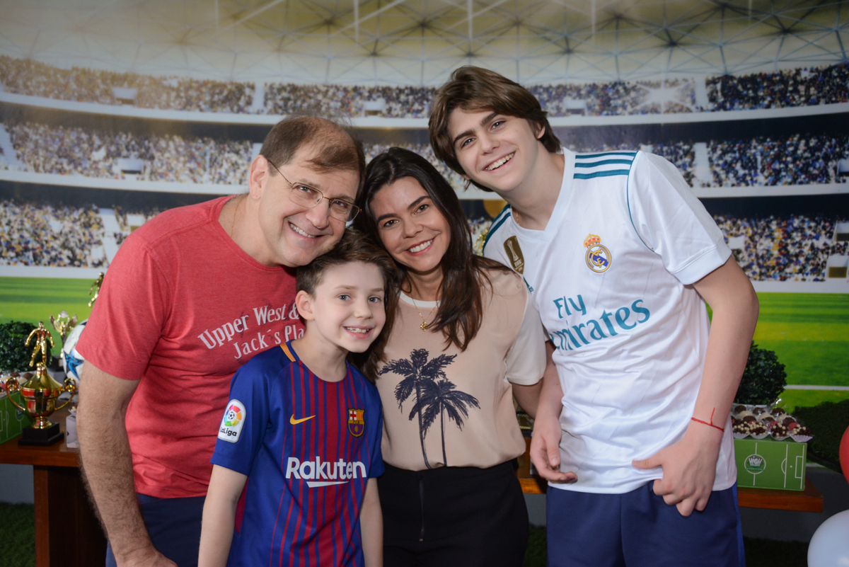 fotografia d família no Buffet High Soccer, aniversário de Daniel 9 anos, tema da festa futebol, time Barcelona