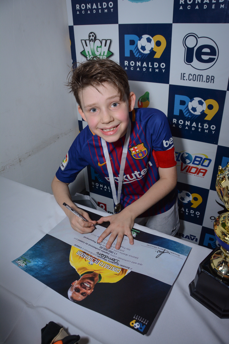 assinando o contrato no Buffet High Soccer, aniversário de Daniel 9 anos, tema da festa futebol, time Barcelona