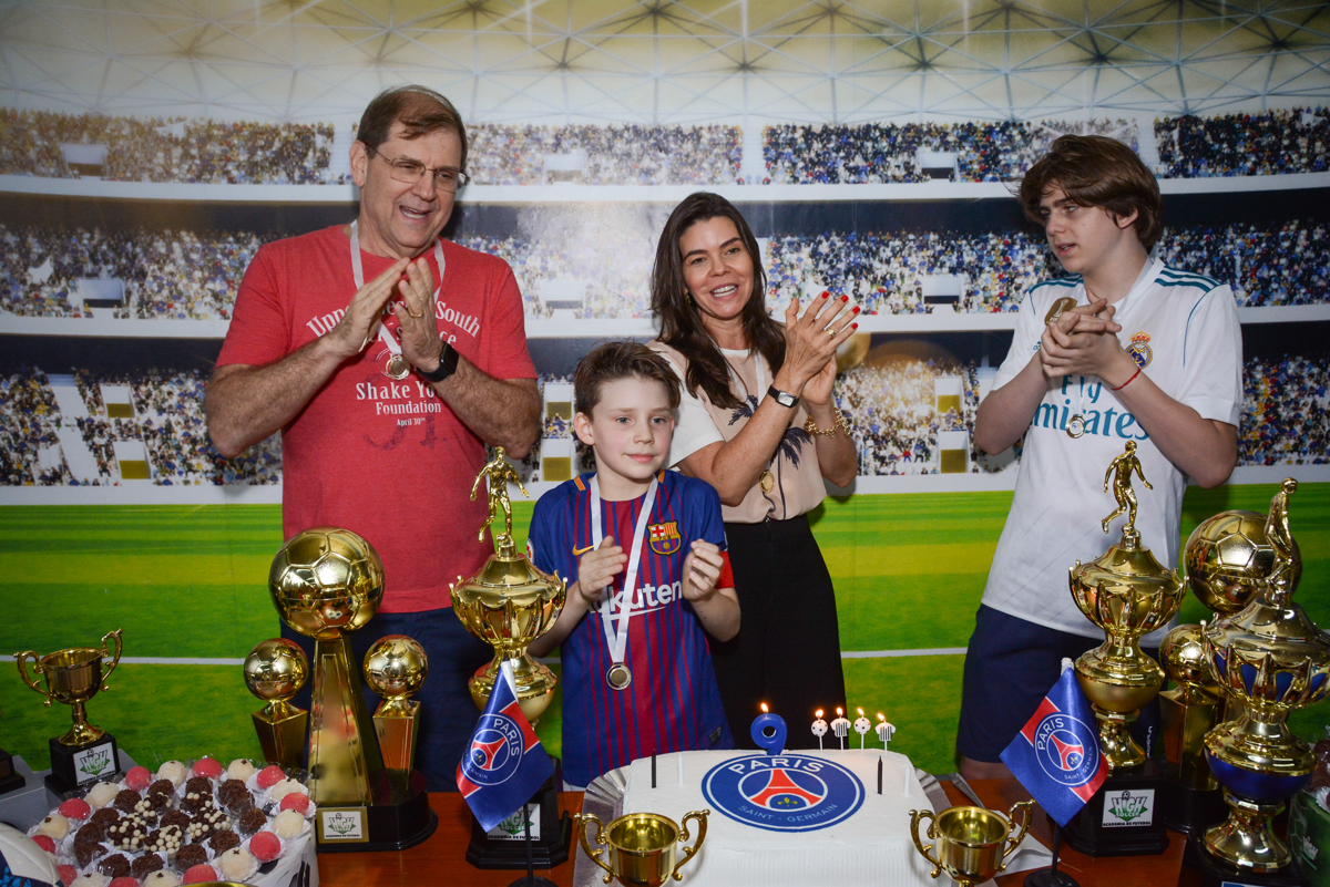 cantando parabéns no Buffet High Soccer, aniversário de Daniel 9 anos, tema da festa futebol, time Barcelona