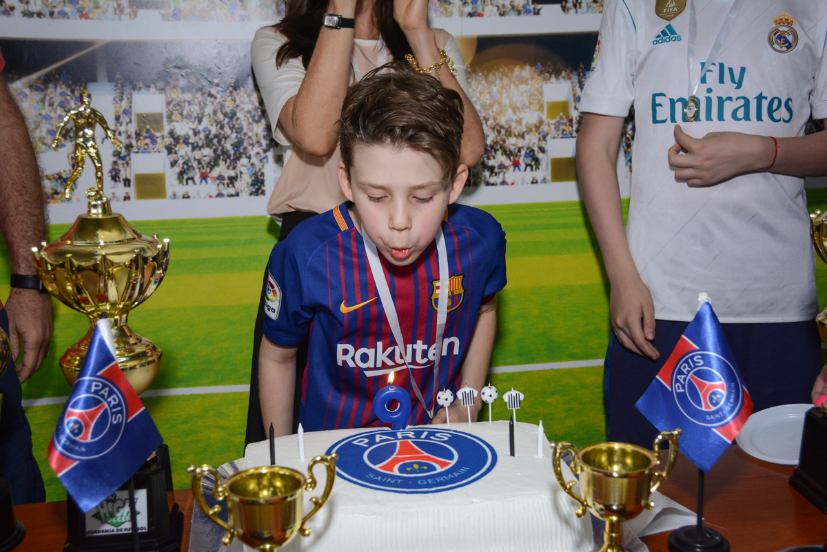 soprando a vela do bolo no Buffet High Soccer, aniversário de Daniel 9 anos, tema da festa futebol, time Barcelona