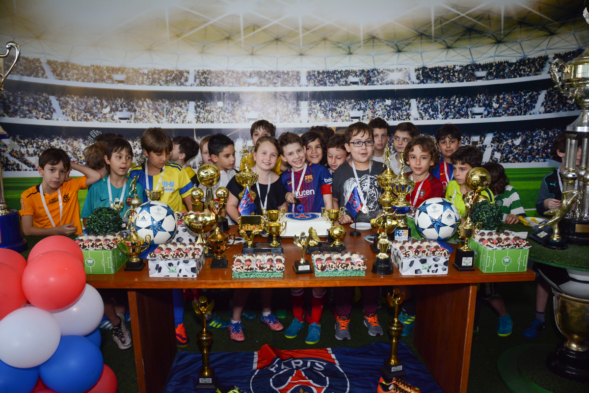 fotografia com todos os amigos no Buffet High Soccer, aniversário de Daniel 9 anos, tema da festa futebol, time Barcelona