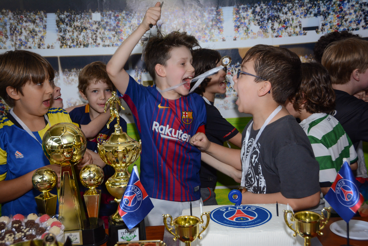 final da festa no Buffet High Soccer, aniversário de Daniel 9 anos, tema da festa futebol, time Barcelona