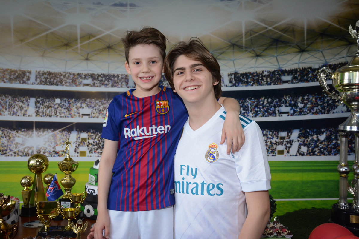 fotografia com o irmão no Buffet High Soccer, aniversário de Daniel 9 anos, tema da festa futebol, time Barcelona