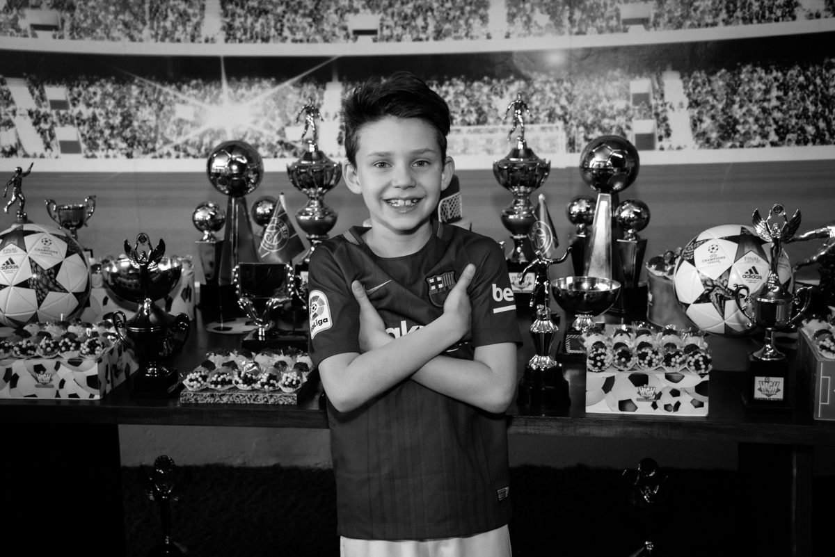 posando para a foto no Buffet High Soccer, aniversário de Daniel 9 anos, tema da festa futebol, time Barcelona