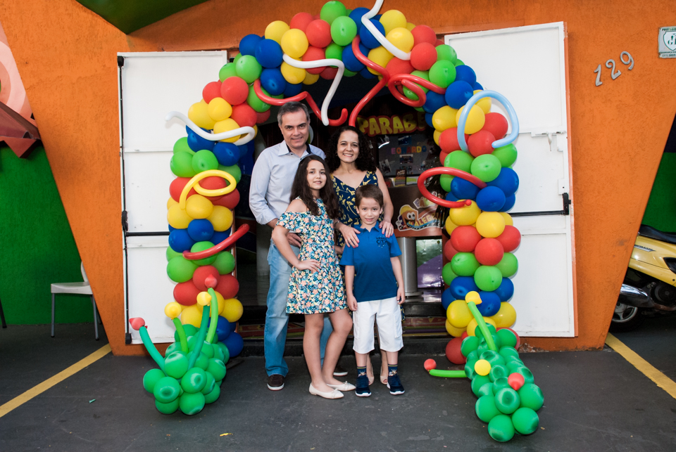 fotografia da família no arco de bexigas no Buffet Fábrica da Alegria Morumbi, São Paulo, aniversário de Leonardo 7 anos, tema da festa Big Hero 6
