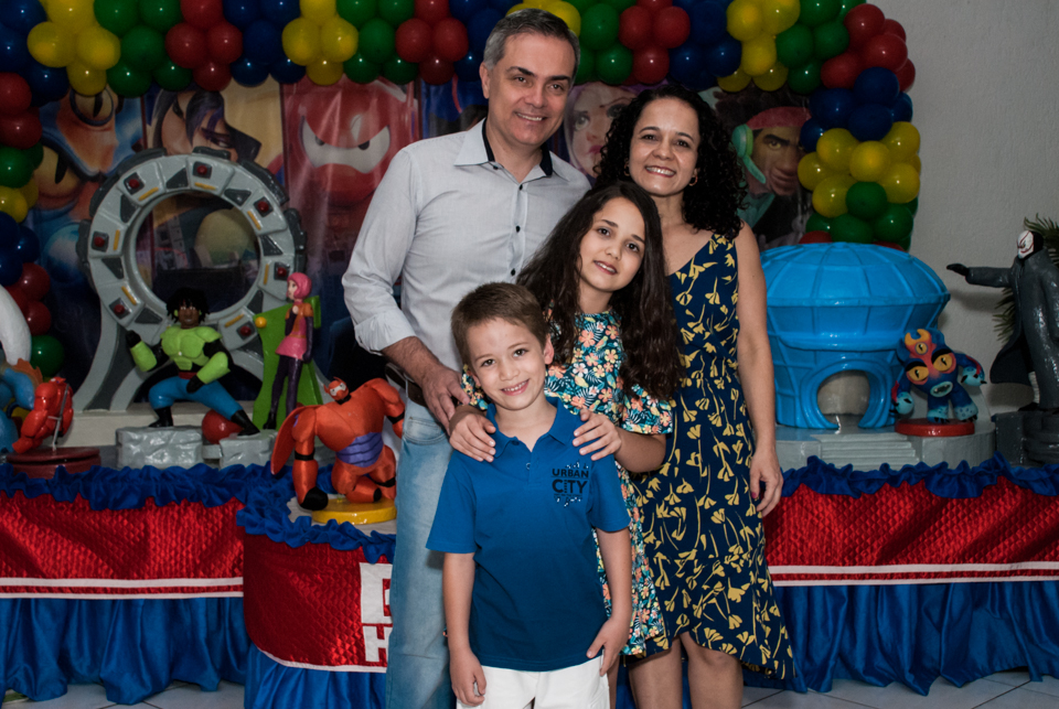 família posa para a foto na mesa tematica no Buffet Fábrica da Alegria Morumbi, São Paulo, aniversário de Leonardo 7 anos, tema da festa Big Hero 6