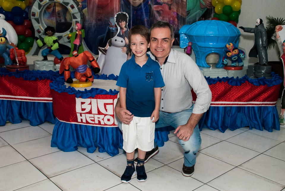 foto pai e filho no Buffet Fábrica da Alegria Morumbi, São Paulo, aniversário de Leonardo 7 anos, tema da festa Big Hero 6