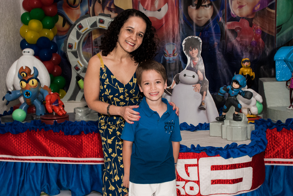 foto mãe e filho no Buffet Fábrica da Alegria Morumbi, São Paulo, aniversário de Leonardo 7 anos, tema da festa Big Hero 6