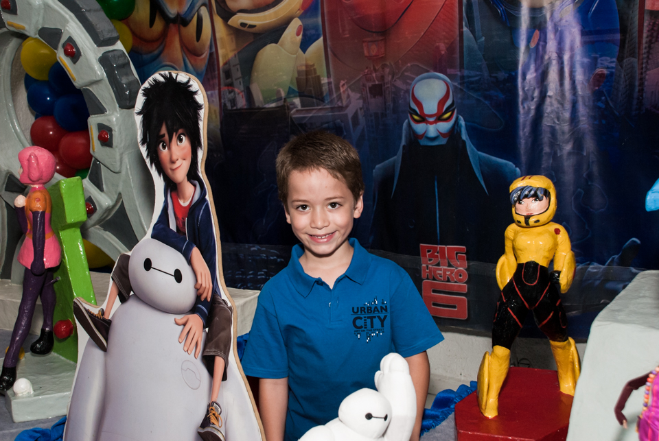 aniversariante posa para a foto no Buffet Fábrica da Alegria Morumbi, São Paulo, aniversário de Leonardo 7 anos, tema da festa Big Hero 6