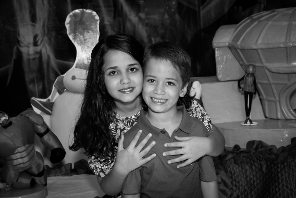 foto do aniversariante com a irmã no Buffet Fábrica da Alegria Morumbi, São Paulo, aniversário de Leonardo 7 anos, tema da festa Big Hero 6