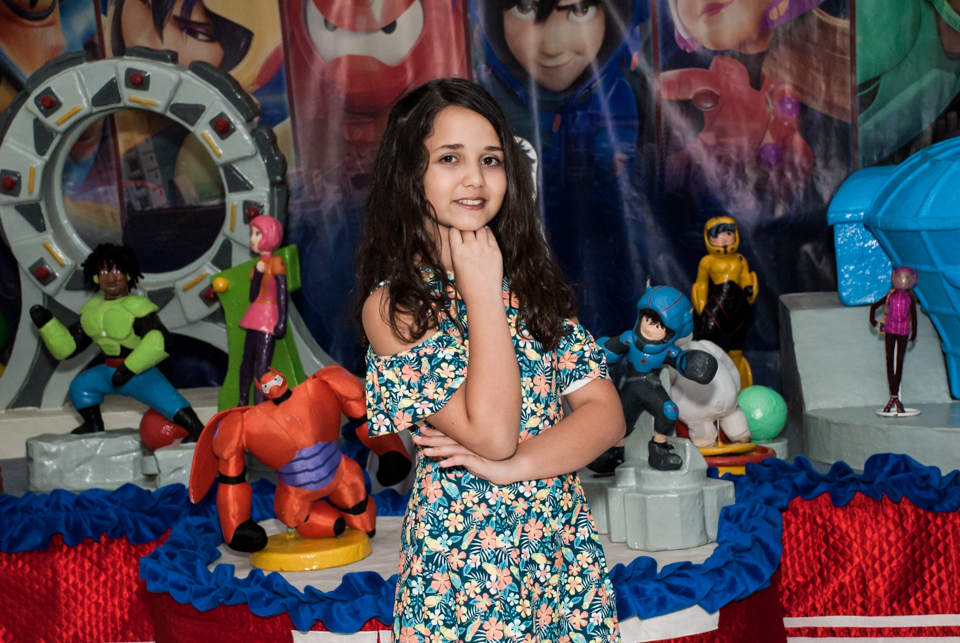 irmã posa para a foto no Buffet Fábrica da Alegria Morumbi, São Paulo, aniversário de Leonardo 7 anos, tema da festa Big Hero 6