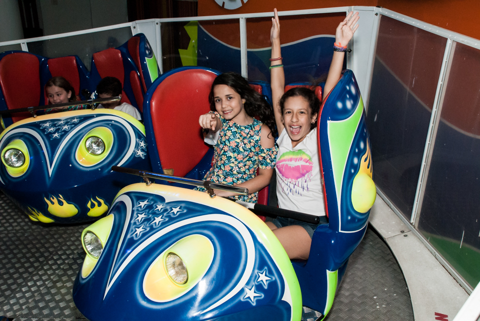 brincando no brinquedo jornadas nas estrelas no Buffet Fábrica da Alegria Morumbi, São Paulo, aniversário de Leonardo 7 anos, tema da festa Big Hero 6