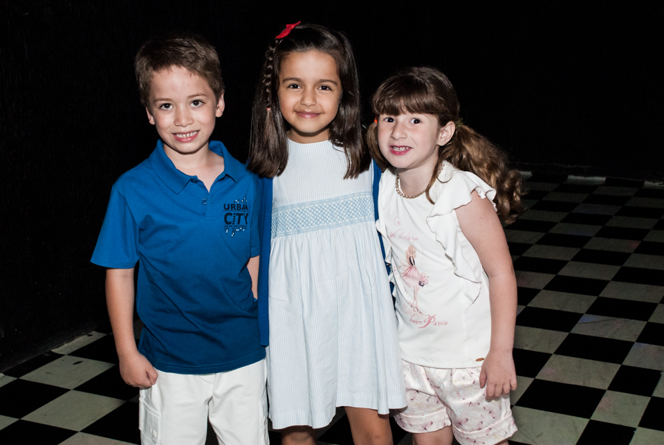 recebendo as amigas para sua festa no Buffet Fábrica da Alegria Morumbi, São Paulo, aniversário de Leonardo 7 anos, tema da festa Big Hero 6