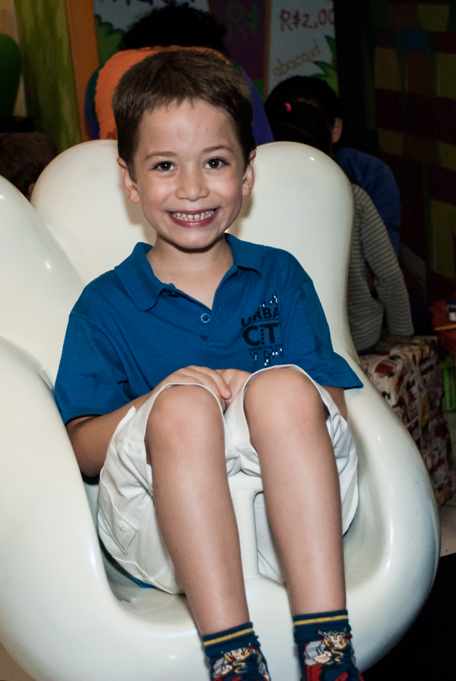 brincando no no carrossel no Buffet Fábrica da Alegria Morumbi, São Paulo, aniversário de Leonardo 7 anos, tema da festa Big Hero 6