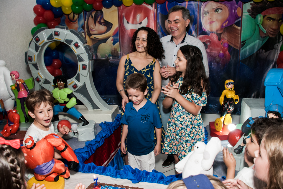 hora de cantar parabéns no Buffet Fábrica da Alegria Morumbi, São Paulo, aniversário de Leonardo 7 anos, tema da festa Big Hero 6