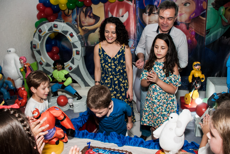 soprando a vela do bolo no Buffet Fábrica da Alegria Morumbi, São Paulo, aniversário de Leonardo 7 anos, tema da festa Big Hero 6