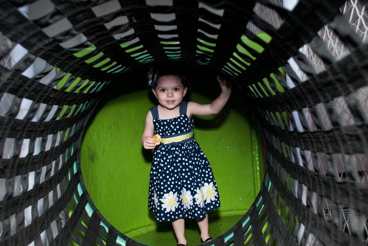 brincando no tunel no Buffet Fábrica da Alegria, Osasco,São Paulo, aniversário de Vitor 10 anos, tema da festa Patrulha Canina