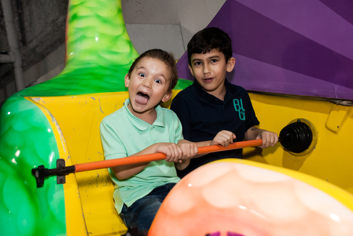 diversão no barco vicking no Buffet Fábrica da Alegria, Osasco,São Paulo, aniversário de Vitor 10 anos, tema da festa Patrulha Canina