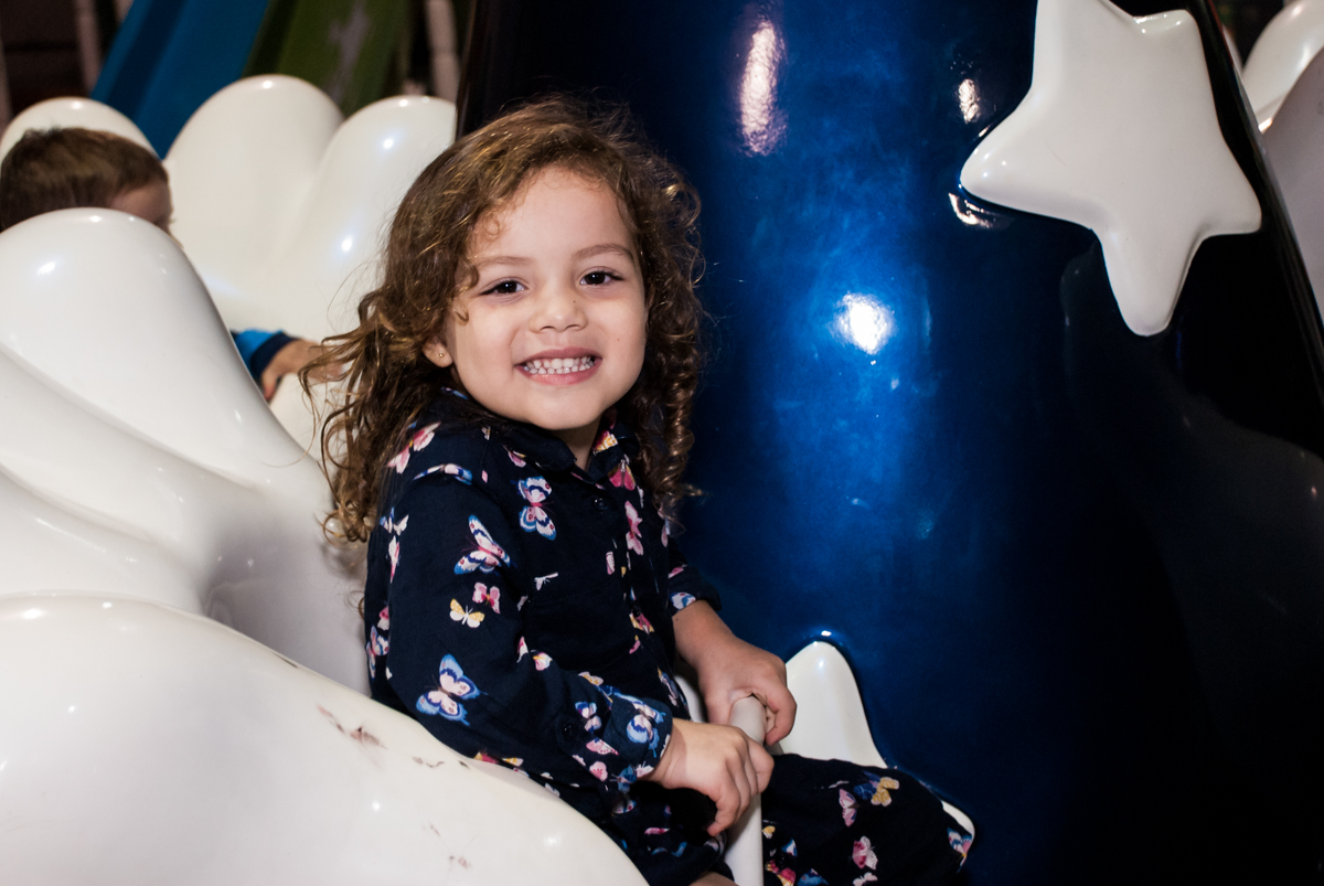 convidada curte o carrossel no Buffet Fábrica da Alegria, Osasco,São Paulo, aniversário de Vitor 10 anos, tema da festa Patrulha Canina