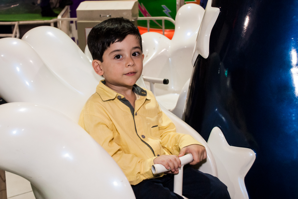 hora de brincar no carrossel no Buffet Fábrica da Alegria, Osasco,São Paulo, aniversário de Vitor 10 anos, tema da festa Patrulha Canina
