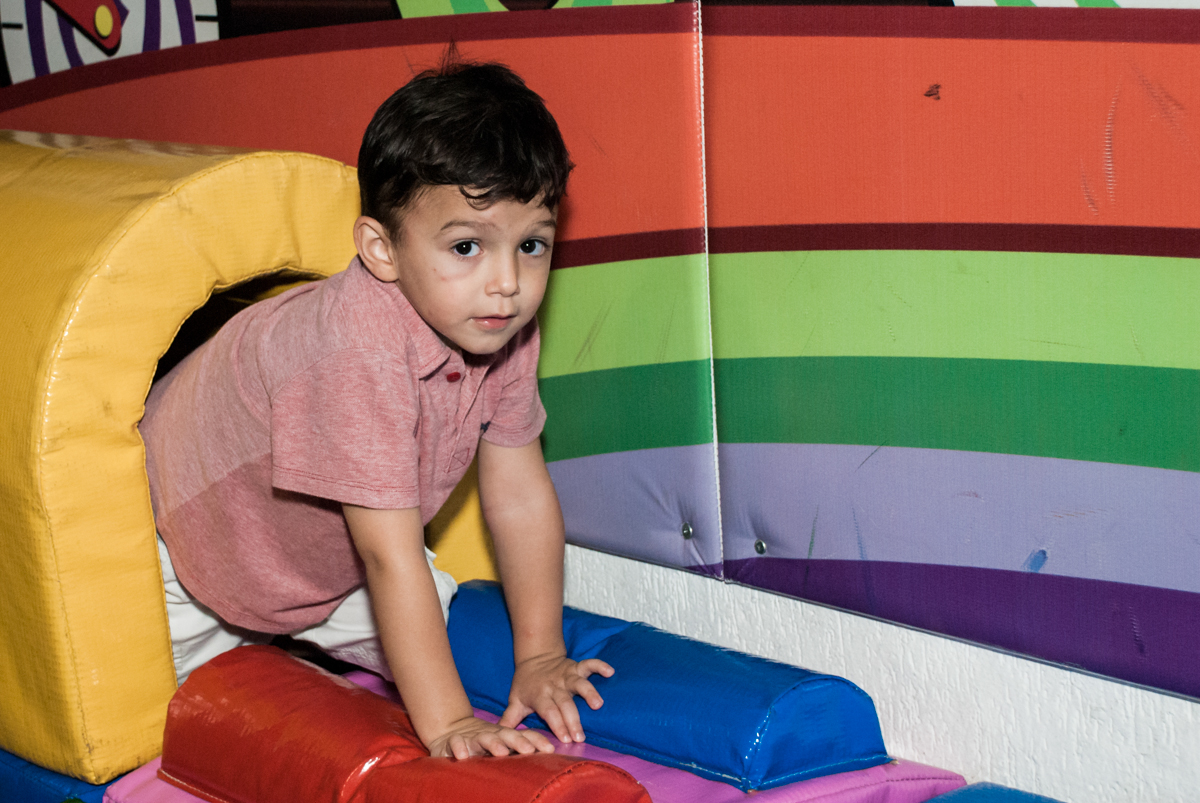 brincando  na área baby no Buffet Fábrica da Alegria, Osasco,São Paulo, aniversário de Vitor 10 anos, tema da festa Patrulha Canina