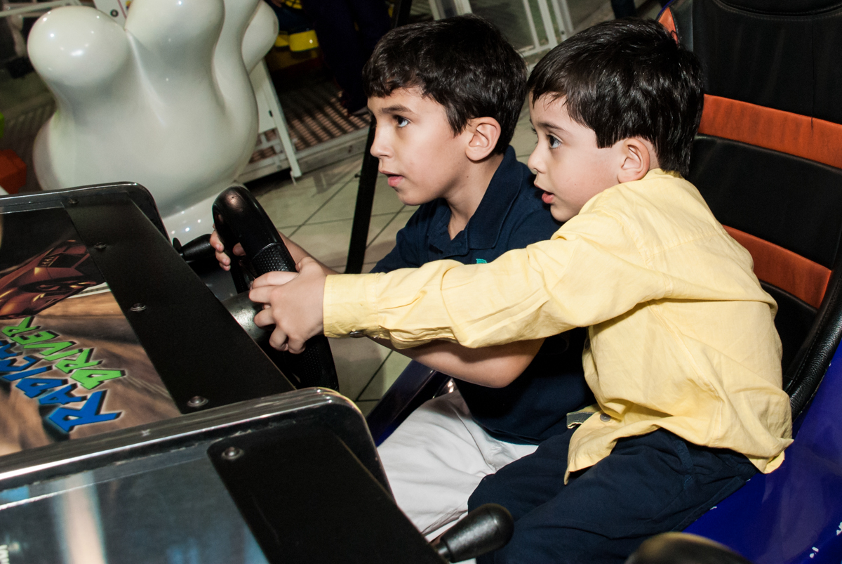 brincando no simulador de corridas no Buffet Fábrica da Alegria, Osasco,São Paulo, aniversário de Vitor 10 anos, tema da festa Patrulha Canina