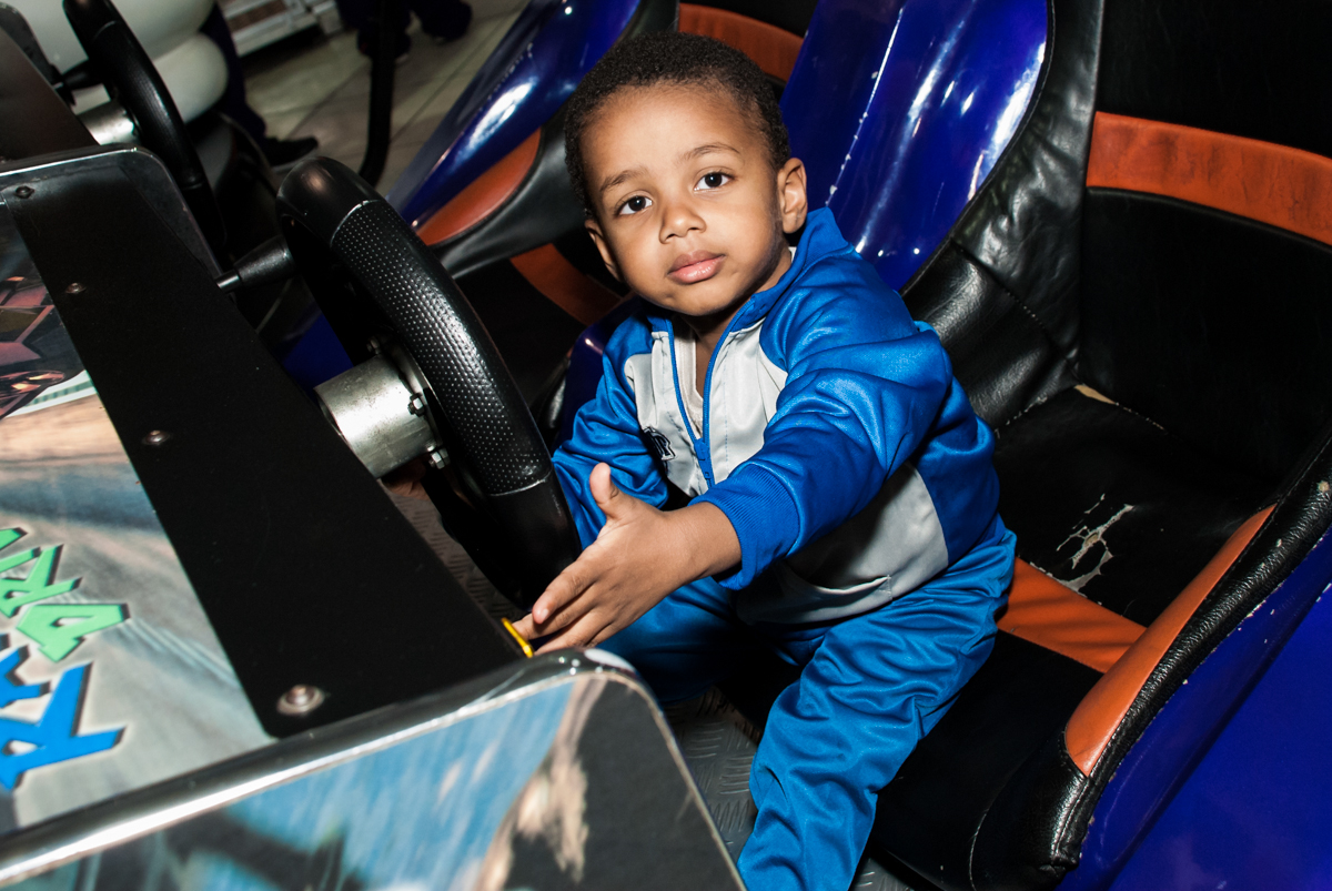 simulador de corridas divertido no Buffet Fábrica da Alegria, Osasco,São Paulo, aniversário de Vitor 10 anos, tema da festa Patrulha Canina