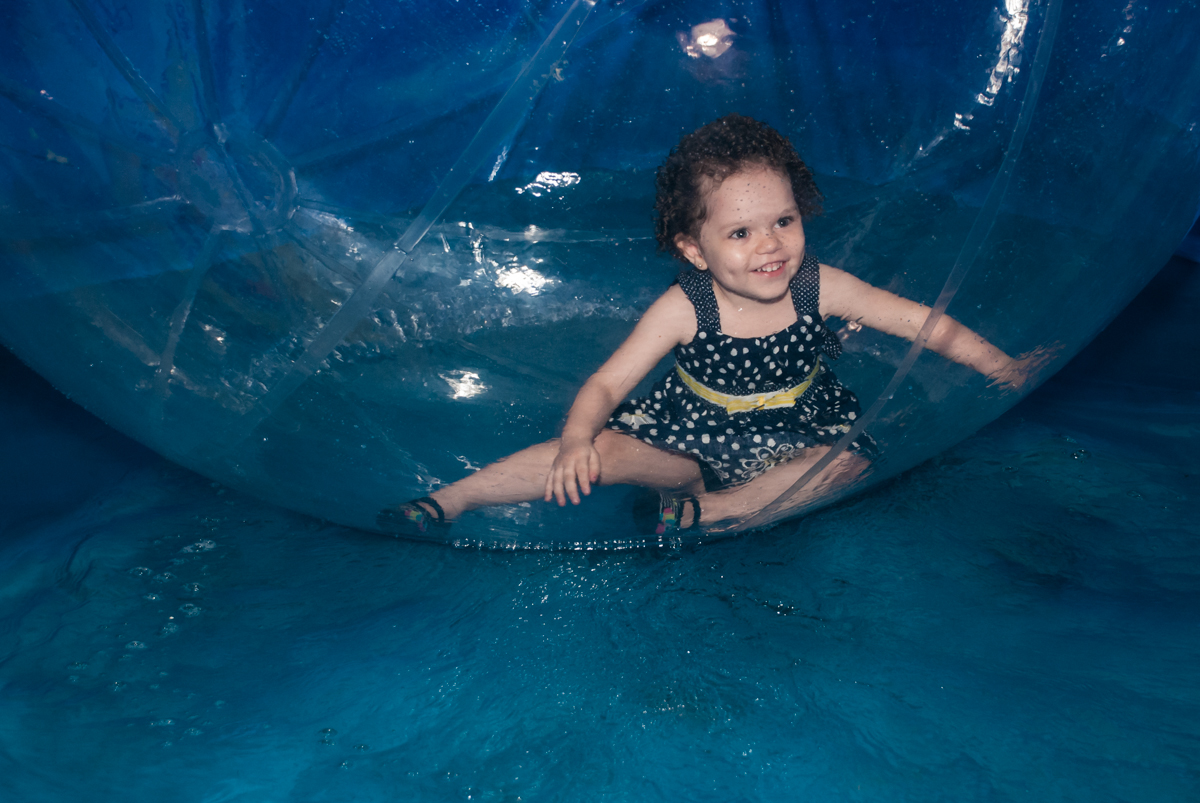 brincando na bola aqua play no Buffet Fábrica da Alegria, Osasco,São Paulo, aniversário de Vitor 10 anos, tema da festa Patrulha Canina