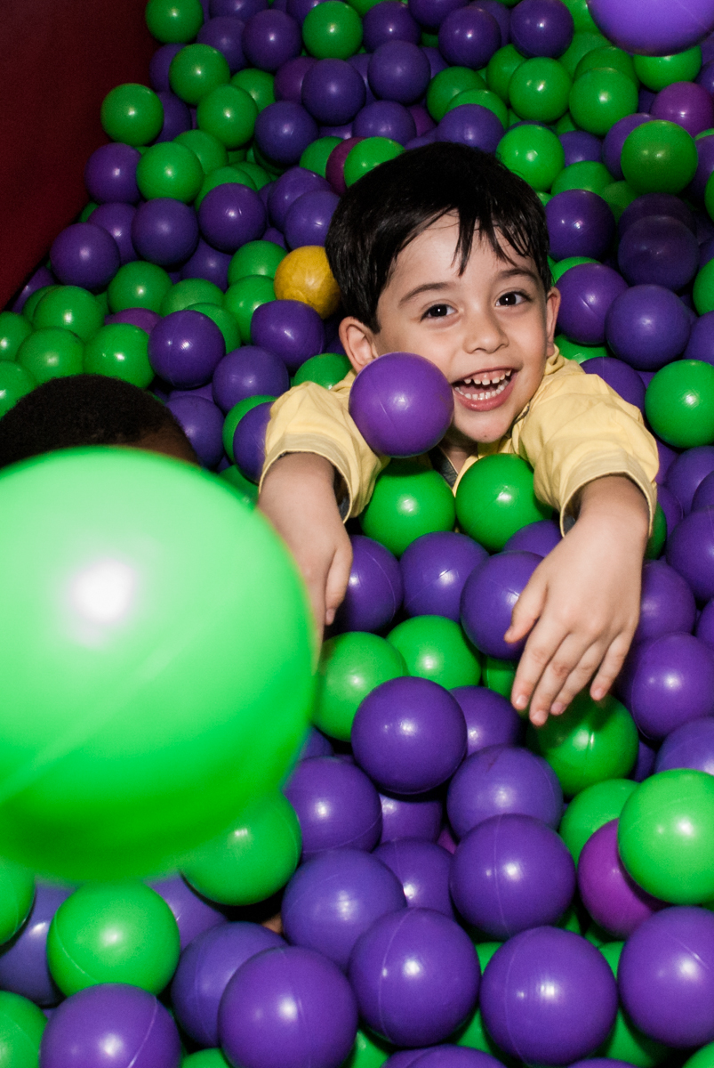 aniversariante brinca na área baby no Buffet Fábrica da Alegria, Osasco,São Paulo, aniversário de Vitor 10 anos, tema da festa Patrulha Canina