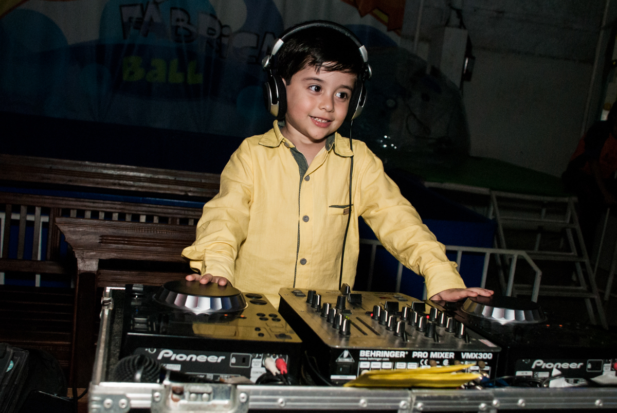 DJ mirim no Buffet Fábrica da Alegria, Osasco,São Paulo, aniversário de Vitor 10 anos, tema da festa Patrulha Canina
