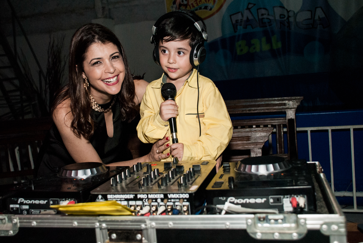 DJ mirim com sua mãe no Buffet Fábrica da Alegria, Osasco,São Paulo, aniversário de Vitor 10 anos, tema da festa Patrulha Canina