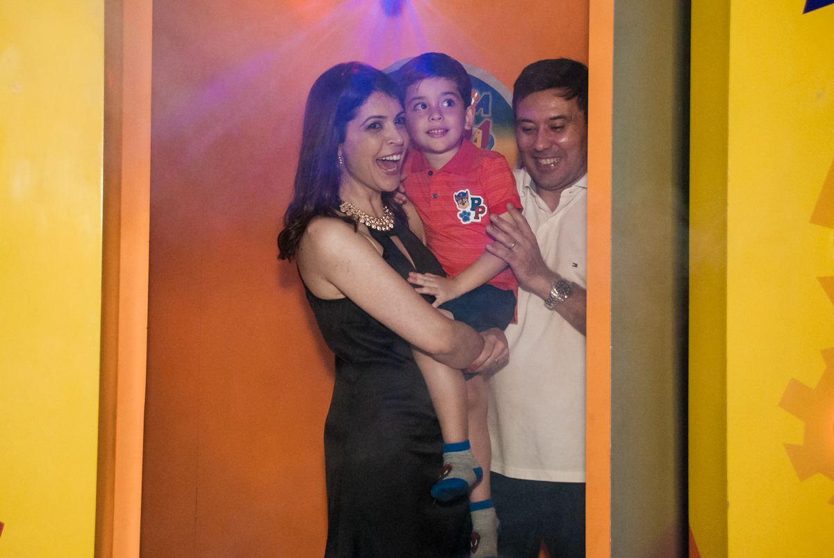 saindo da máquina do parabeens no Buffet Fábrica da Alegria, Osasco,São Paulo, aniversário de Vitor 10 anos, tema da festa Patrulha Canina