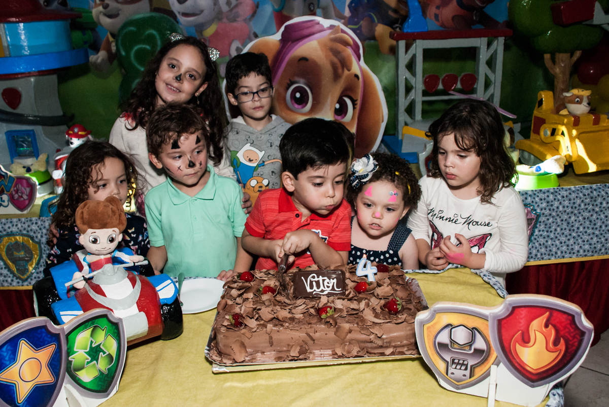 soprando a vela do bolo no Buffet Fábrica da Alegria, Osasco,São Paulo, aniversário de Vitor 10 anos, tema da festa Patrulha Canina