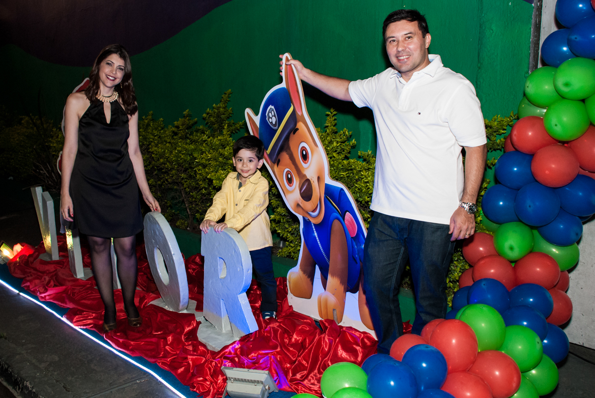 fotografia da família entrada cinema no Buffet Fábrica da Alegria, Osasco,São Paulo, aniversário de Vitor 10 anos, tema da festa Patrulha Canina
