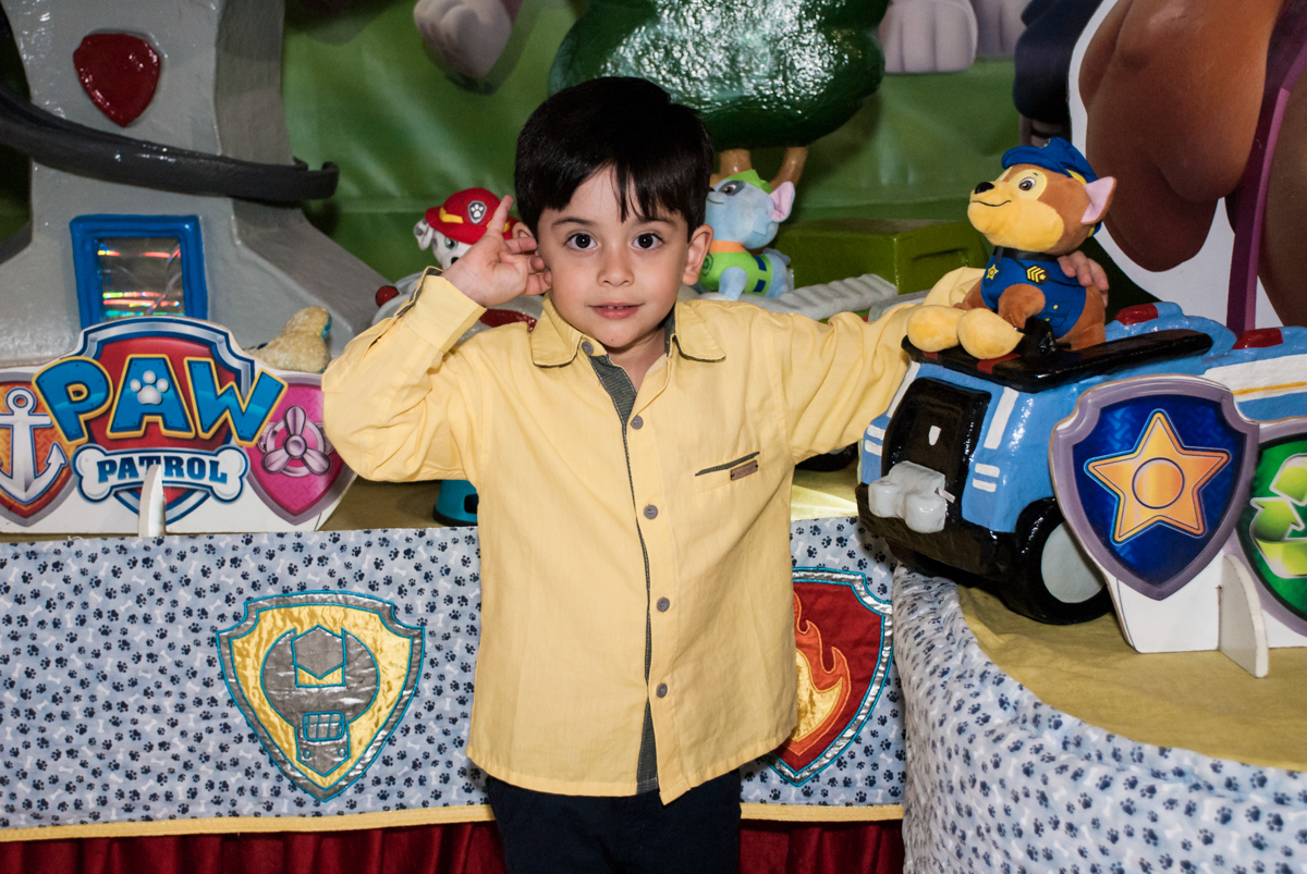 foto do aniversariante na mesa decorada no Buffet Fábrica da Alegria, Osasco,São Paulo, aniversário de Vitor 10 anos, tema da festa Patrulha Canina