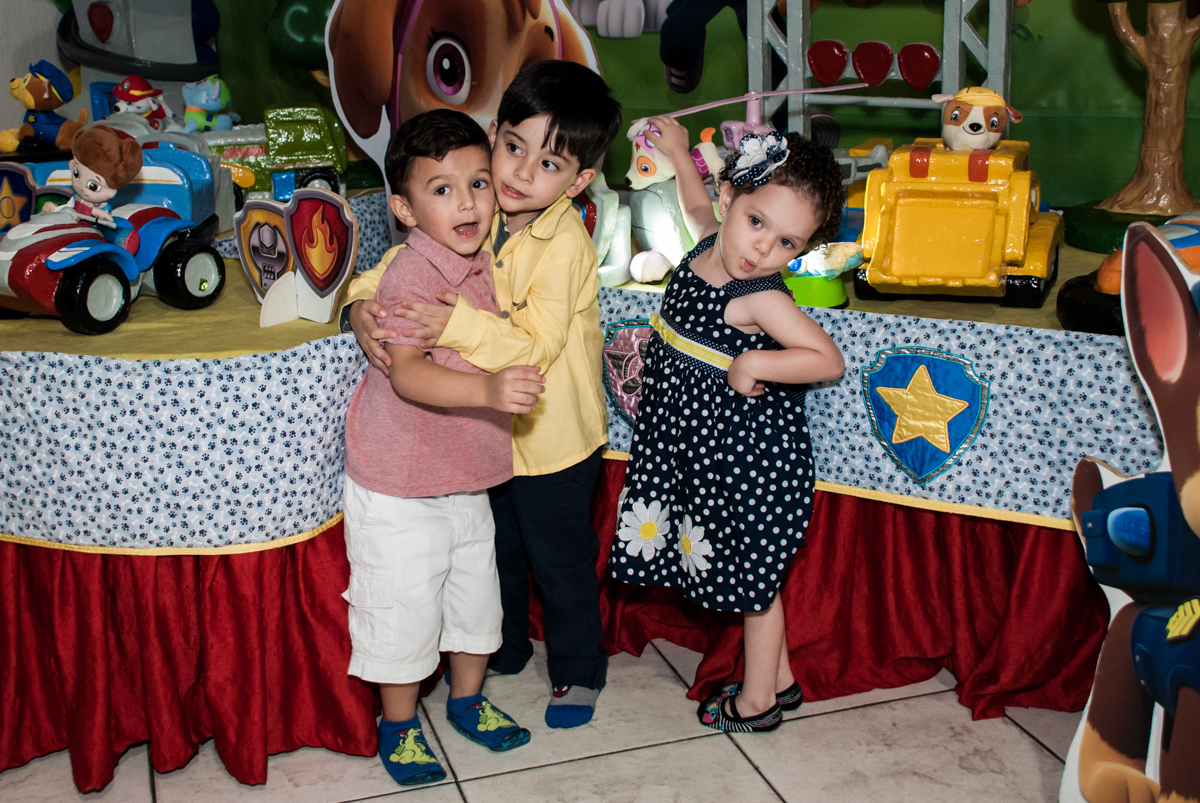 fotogafia com os amiguinhos no Buffet Fábrica da Alegria, Osasco,São Paulo, aniversário de Vitor 10 anos, tema da festa Patrulha Canina