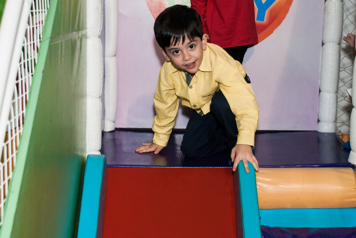 brincando na área baby no Buffet Fábrica da Alegria, Osasco,São Paulo, aniversário de Vitor 10 anos, tema da festa Patrulha Canina