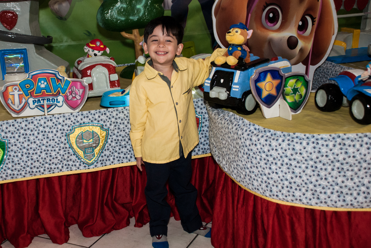 posando para a foto no Buffet Fábrica da Alegria, Osasco,São Paulo, aniversário de Vitor 10 anos, tema da festa Patrulha Canina
