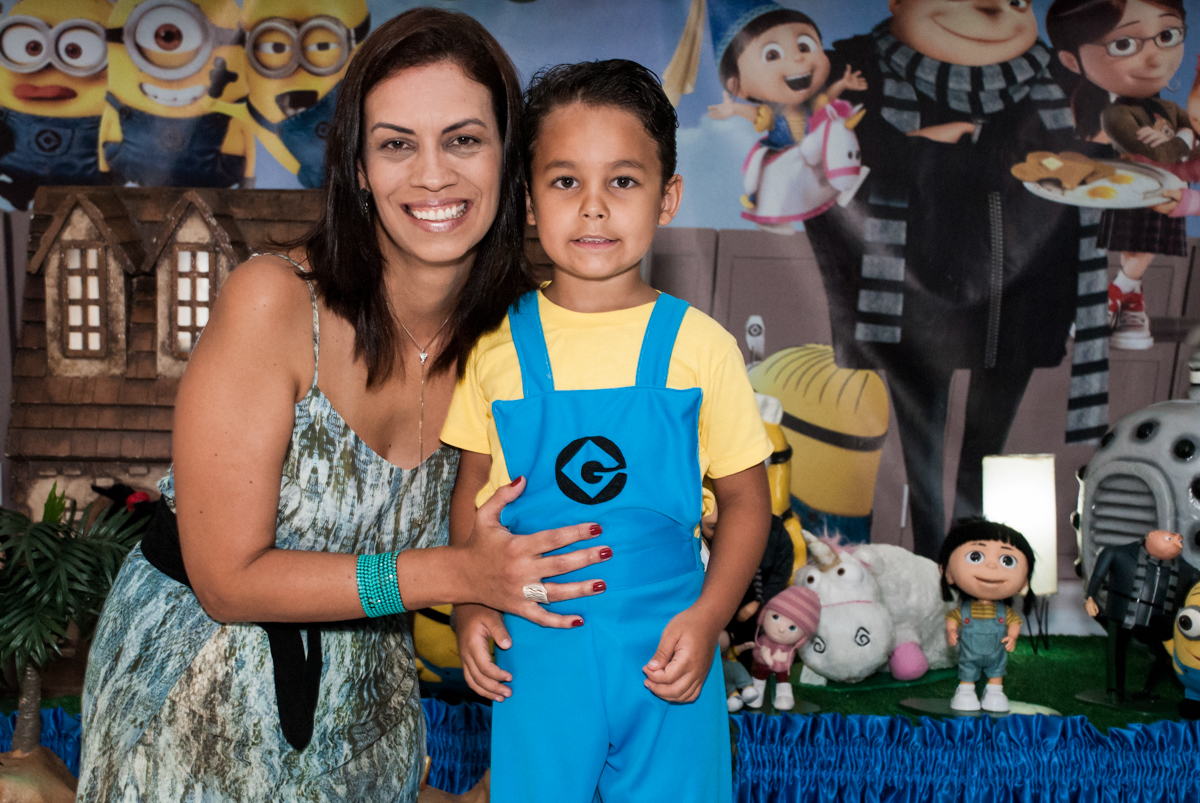 foto com a mamãe no Buffet Fábrica da Alegria, Morumbi, São Paulo, aniversário de Thiago 5 anos tema da festa meu malvado favorito