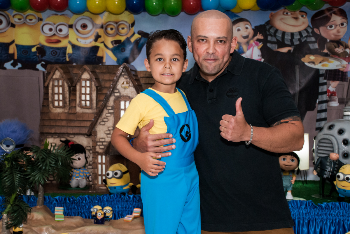 foto com o papai no Buffet Fábrica da Alegria, Morumbi, São Paulo, aniversário de Thiago 5 anos tema da festa meu malvado favorito
