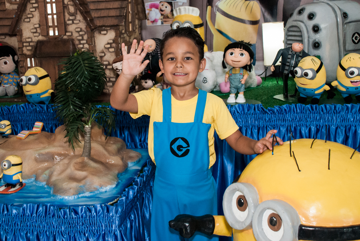 posando para a foto no Buffet Fábrica da Alegria, Morumbi, São Paulo, aniversário de Thiago 5 anos tema da festa meu malvado favorito