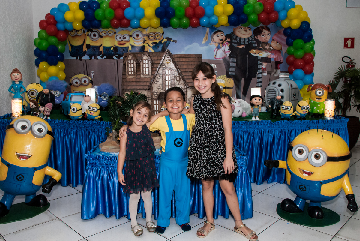 foto com os amigos no Buffet Fábrica da Alegria, Morumbi, São Paulo, aniversário de Thiago 5 anos tema da festa meu malvado favorito
